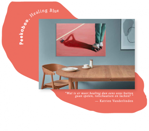 colora | trendkleur 2024 -Healing Blue in een eetkamer met een uniek schilderij van Katrien Vanderlinden