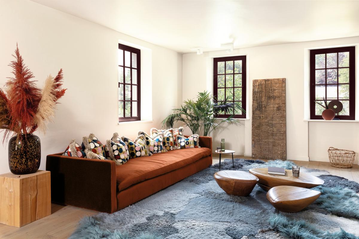 Een off-white in de woonkamer geeft ruimte voor een verzameling aan decoratiestukken