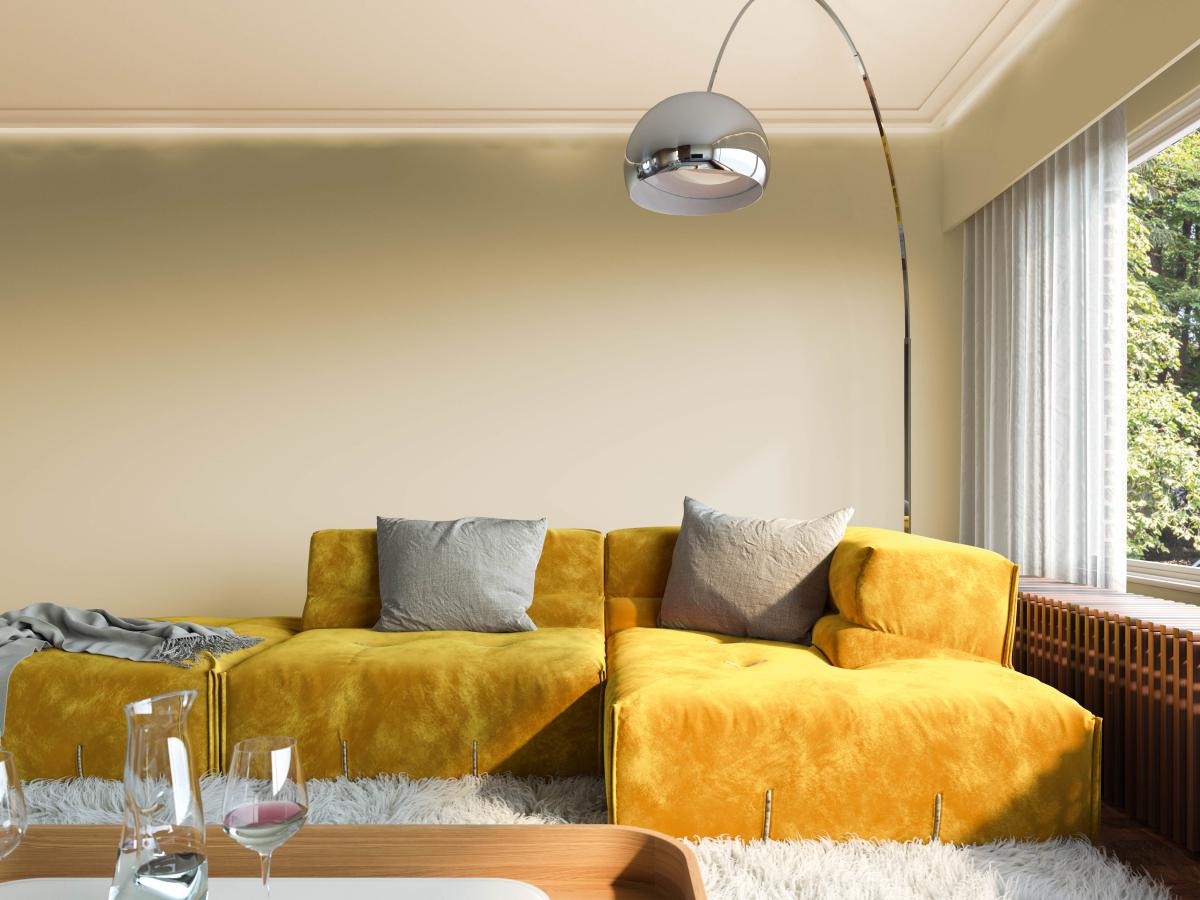 Warme goudkleurige seventies geïnspireerde sofa brengt dit interieur tot leven. 