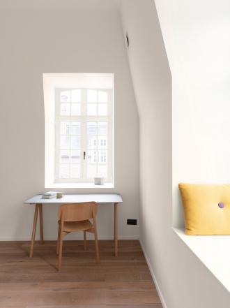 Een home office in de woonkamer met neutrale basiskleuren