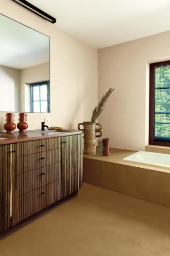Een badkamer met persoonlijkheid in warme kleurtinten