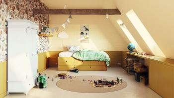 De warme kleur op de muren en vrolijke behang stimuleert de verbeelding van jonge kinderen.