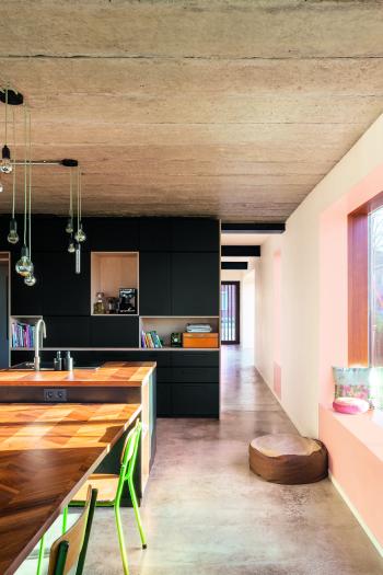 Stoere keuken met donkere kleuren en industriële materialen