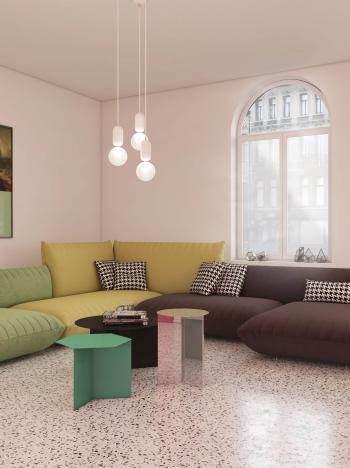 Combineer neutrale verfkleuren met kleurrijke meubels in de woonkamer