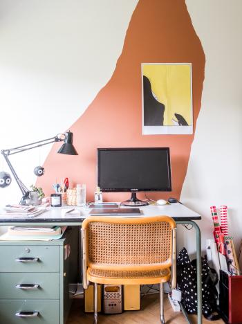 Schilder spontane vormen op de muur en maak van je bureau een creatieve plek