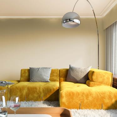 Warme goudkleurige seventies geïnspireerde sofa brengt dit interieur tot leven. 